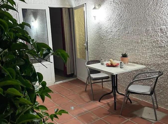 Lovely Ground Floor דירה