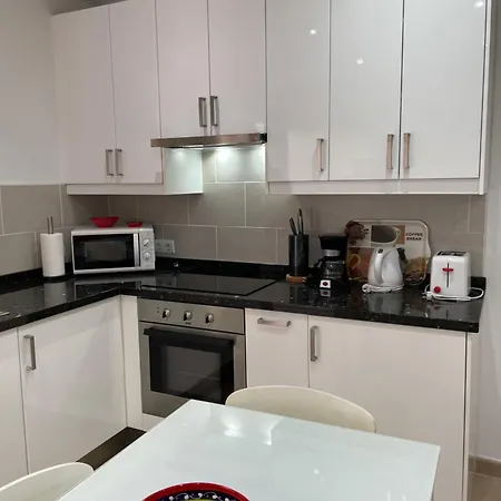 Lovely Ground Floor Apartment *